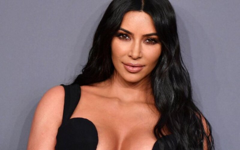  Kim Kardashian’s body is different without tight underwear. The photographers were able to capture the moment