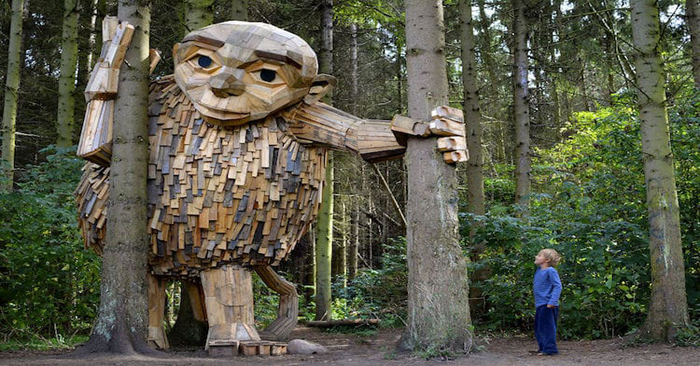  6 wooden giants wait for you to shock you. Sculptures as the main parts of the unique quest