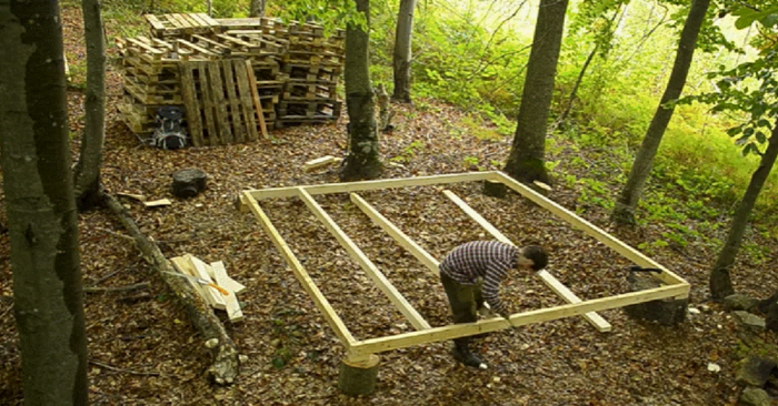  Man constructs a home in the woods using only wooden pallets