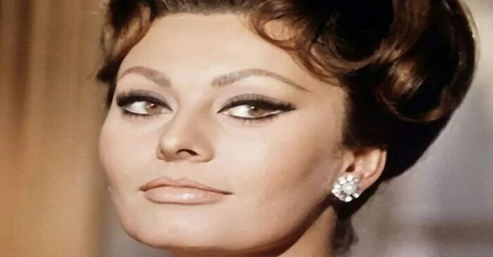  Too frank: fans discussed the deep neckline of Sophia Loren, who is already 86 years old