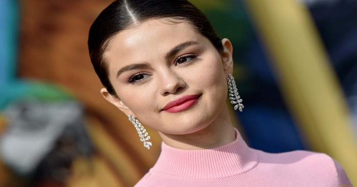  Plump, but beautiful Selena Gomez emphasized her folds at the waist with a tight dress
