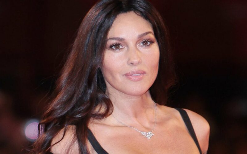  “Divine beautiful”: 56-year-old Monica Bellucci is satisfied with the sensual image of a leather corset