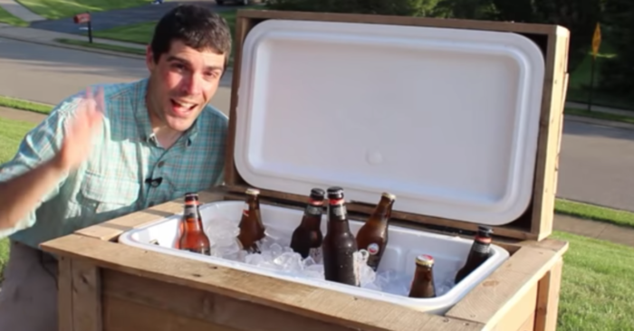  How to construct a rustic cooler at home using old wooden pallets
