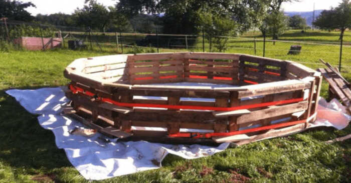  How to make a swimming pool with extra wood pallets
