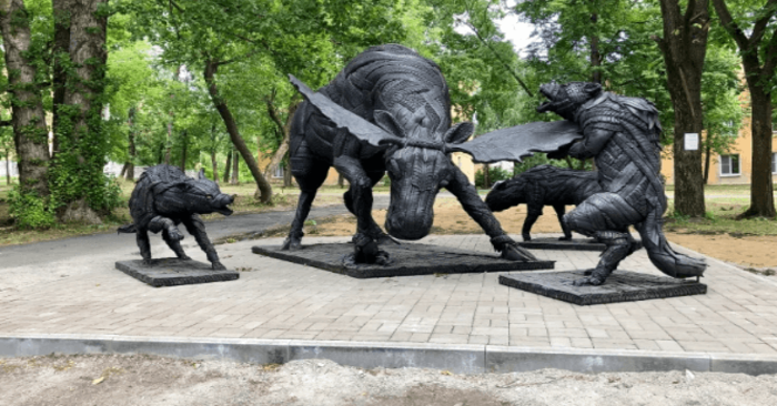  Nigerian sculptor creates hypnotic sculptures from construction waste