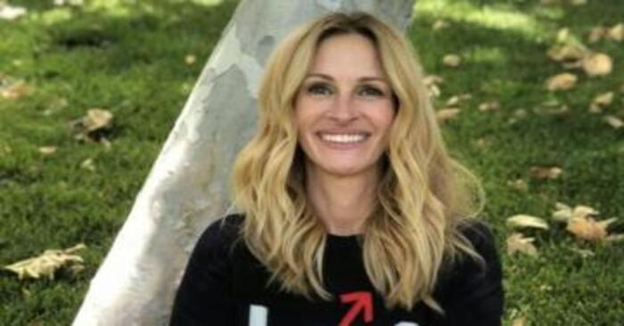  Famous beauty Julia Roberts appeared on the beach in a pink swimsuit and surprised fans