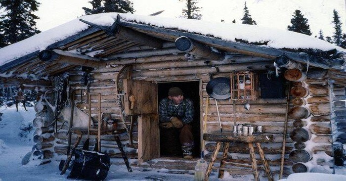  Man spent 30 years alone in the woods living in a wooden house he built by himself