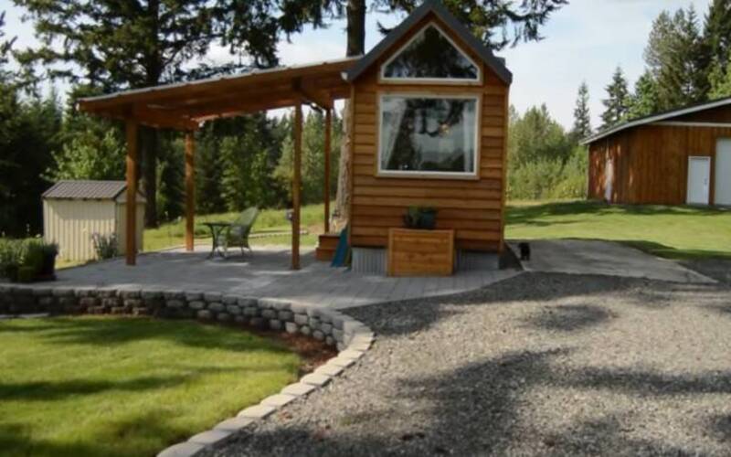  A man builds a “Tiny Cabin” by combining a tiny house and a rustic cabin