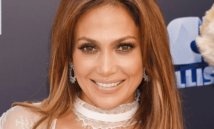  Expectation and reality: for her 51st birthday, J. Lo showed her figure and herself without makeup