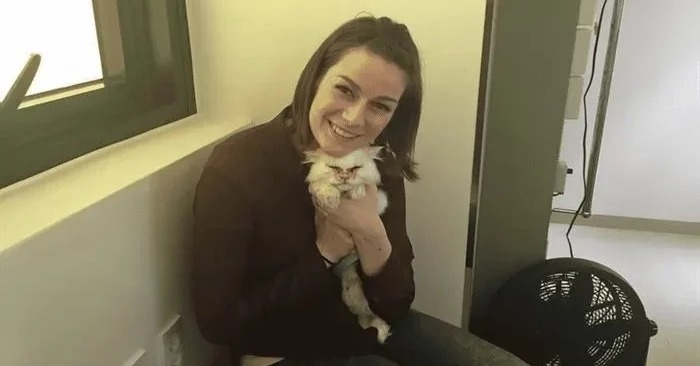  Shelter employees forced the girl to adopt a sick cat: this is what he turned out to be