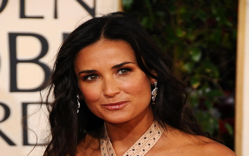  There are no shapes or curves at all. 59-year-old Demi Moore disappointed the photo in a bathing suit