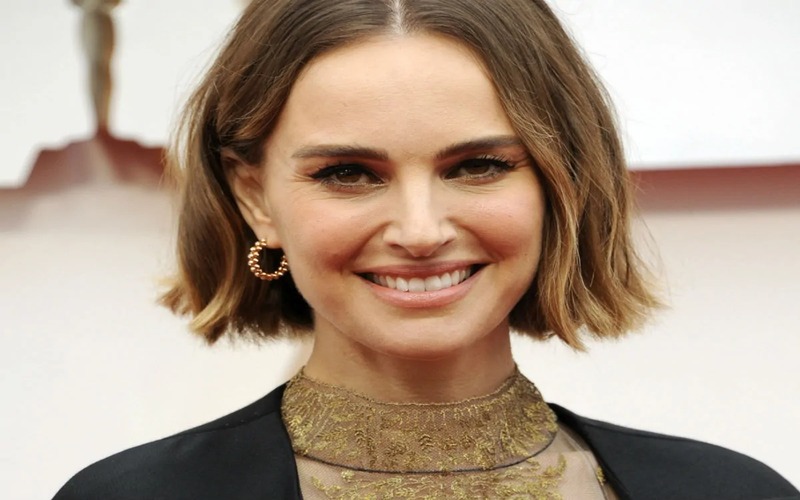  Short top, mini skirt. 41-year-old Natalie Portman is like a young girl!