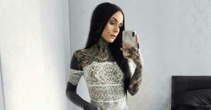  She is covered in a tattoo from head to toe: this is how the most tattooed girl in the world looks and lives now
