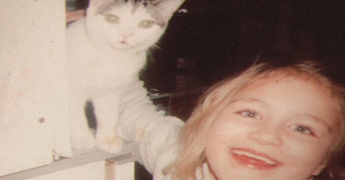  This woman posted a photo of herself and her cat 20 years apart and it went viral