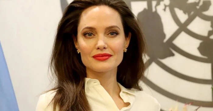  Jolie tries not to show thinness. Paparazzi caught Jolie in a supermarket