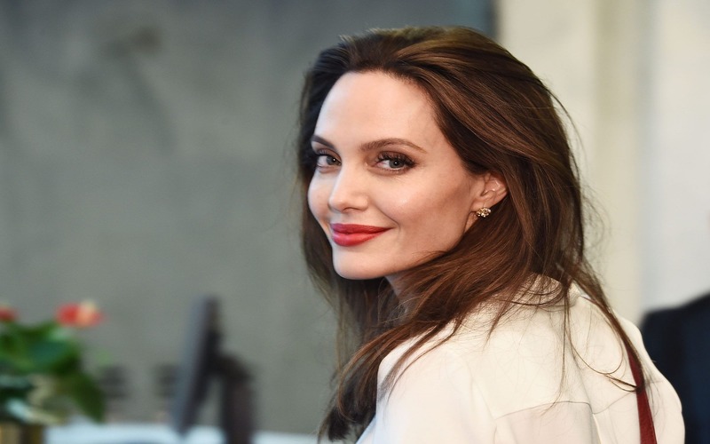  Angelina Jolie transformed as a blonde for a new role