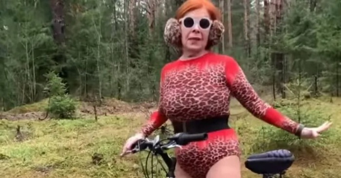  This is super: this 66-year-old blogger grandmother showed her pictures in a bodysuit