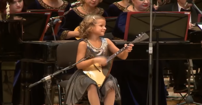  Sweet girl: the beautiful 7-year-old musician shines in a spectacular performance with a full orchestra