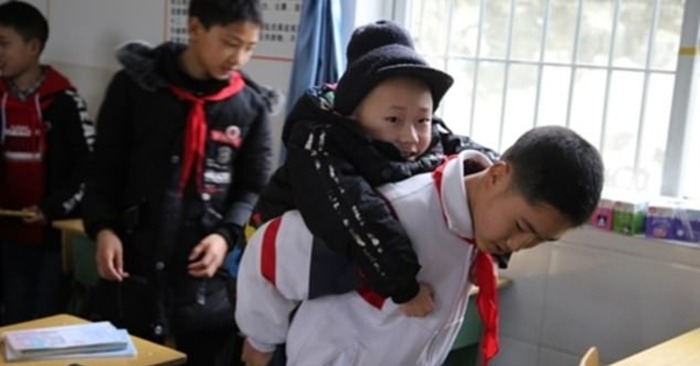  What an unreal story: this caring 12-year-old carries his disabled friend on his back