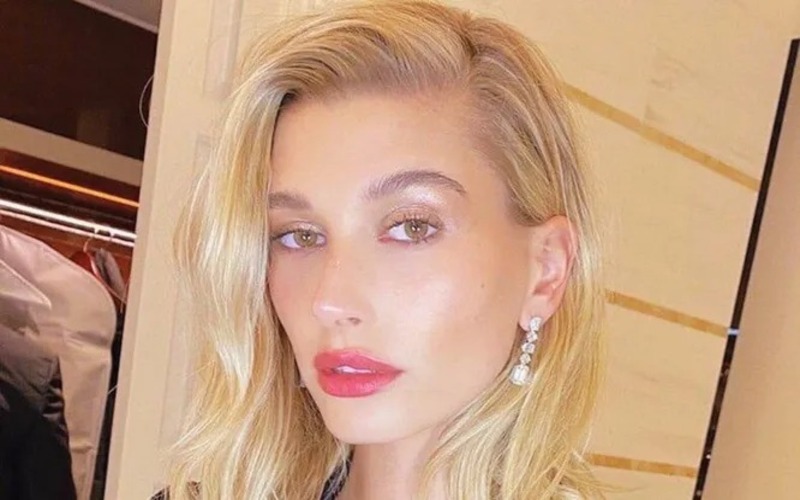  Hailey Bieber celebrate her 26 in Japan. Look at her stunning look