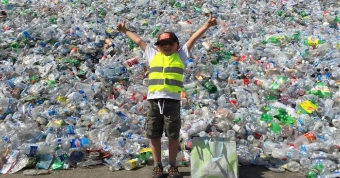  This is great: the little boy helped get rid of sea garbage and processed almost 2 million bottles
