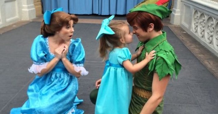  Surprise for Disneyland staff. Mom came up with a creative idea and sewed Disney costumes for her daughter to wear her in Disneyland