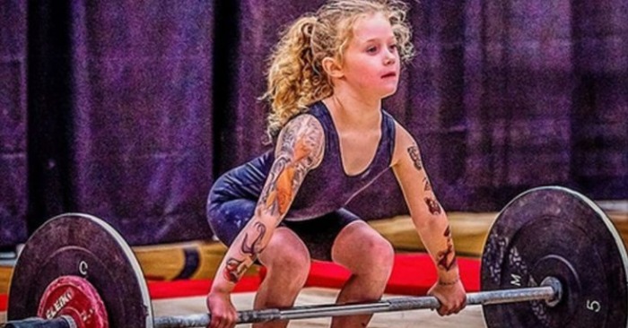  She is seven years old and a bar weighing 80 kg: here is a girl Rory and the strongest in the USA