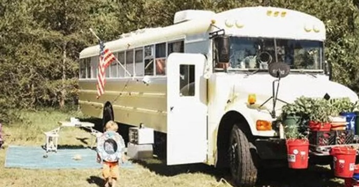  The family is happy on the bus: a large family lives in one old, but restored school bus