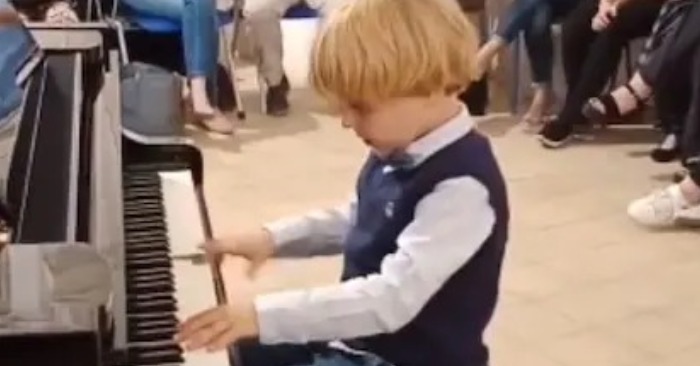  «Mozart in the body of this boy»: an amazing performance of a 5-year-old boy who went on stage