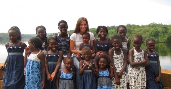  This is great: before marriage, the 18-year-old girl adopted 13 children and introduced her father
