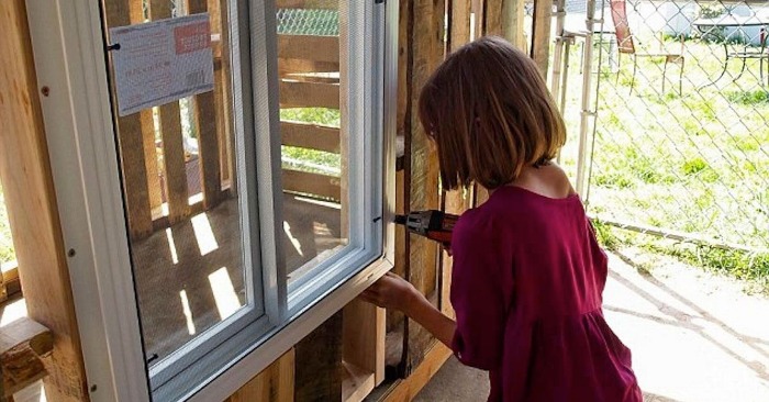  «Saves the homeless from starvation»: this girl built houses and grew food for the homeless