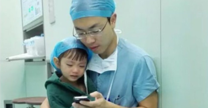  «Before the operation, she burst into tears»: a touching moment when the surgeon calms a sweet girl