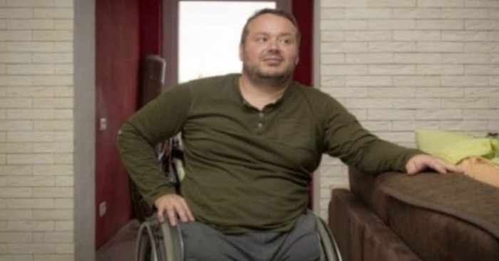  «Creative builder in a wheelchair»: a man managed to build a fabulous house from an abandoned building