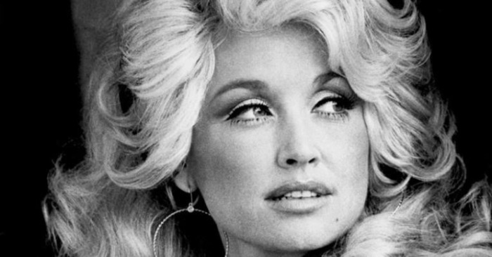  «Always prefers to remain unknown»: Dolly Parton, without publishing, finances school groups