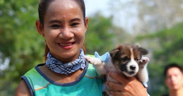  The Marathon Hero: Khemjira’s Incredible Feat of Saving a Puppy and Earning a Gold Medal in Humanity