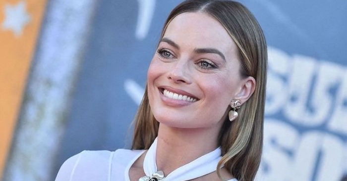  «Ugly legs»: Margot Robbie made an appearance in a mini skirt