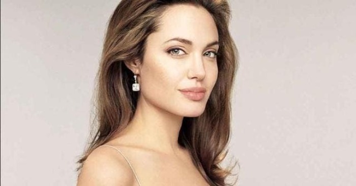  «Someone, give her a sandwich!»: Fans point out Angelina Jolie’s skinny look in a recent photo